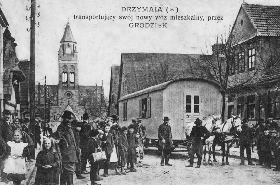 1908 r., transport domu do wsi, w której mieszkał Drzymała. Źródło: https://pl.wikipedia.org/wiki/Micha%C5%82_Drzyma%C5%82a