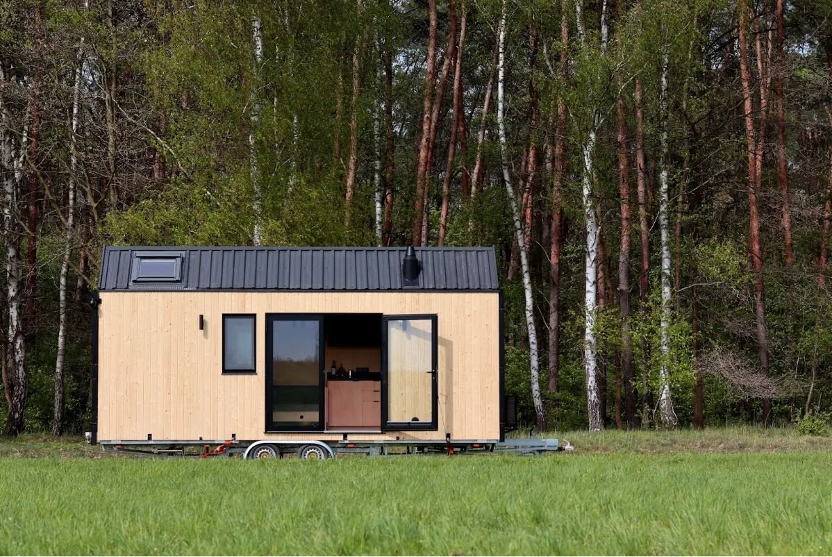  Naturalny odcień drewnianej fasady domu mobilnego REDUKT PURA. Foto: REDUKT 