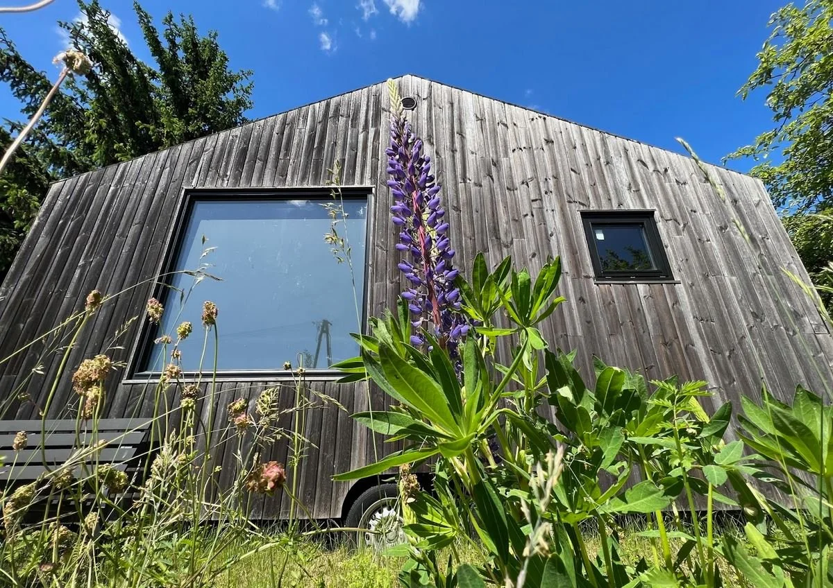  Das Beispiel einer nicht chemisch geschützten, thermisch geschützten Fassade aus Kiefernholz des Tiny House REDUKT ONE. Foto: REDUKT 
