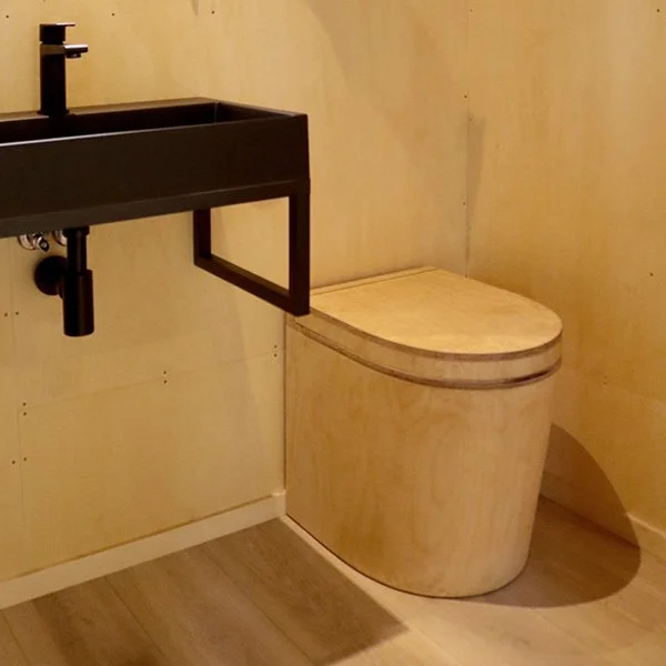 Wasserlose Trenntoilette TROBOLO TinyBlœm im REDUKT Country Haus
