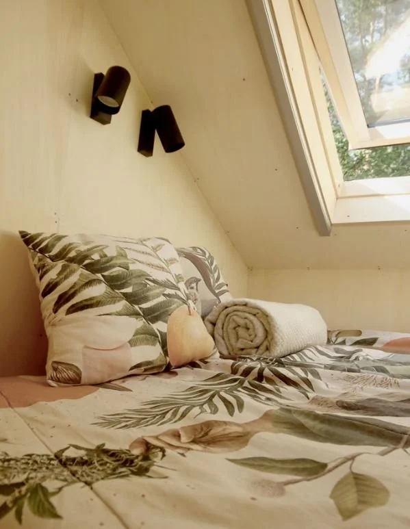  Schlafzimmer im Zwischengeschoss in einem Tiny Haus auf Rädern — REDUKT PURA. Photo: REDUKT 