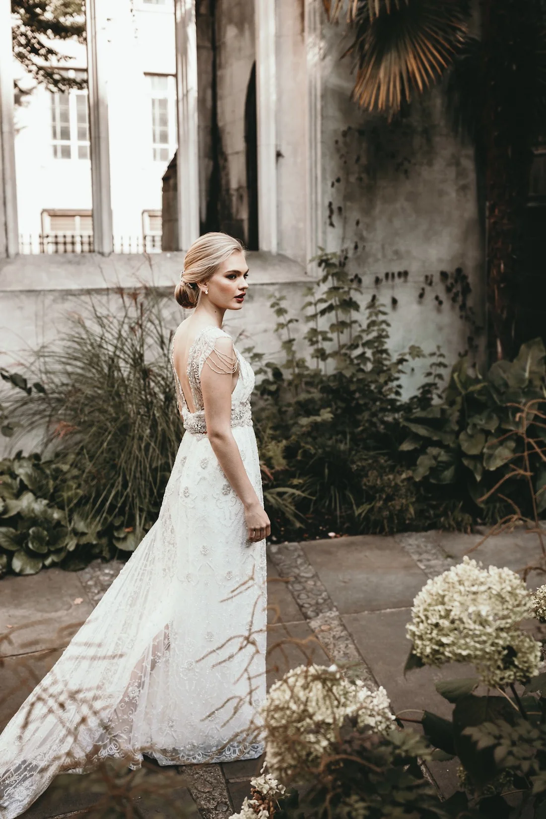 anna_campbell_secret-garden_22.jpg