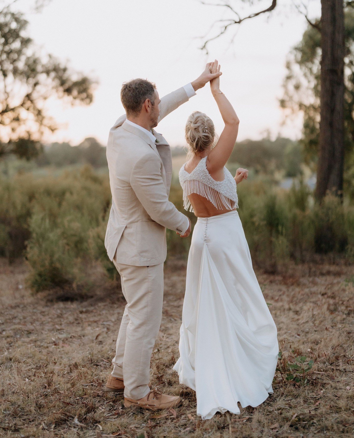 We are absolutely in AWE over the stunning Philippa in her custom Anna Campbell Hudson bridal topper! 💖 When we first met Philippa, she was torn between different Anna Campbell looks. So, we merged them together to create her dream bridal two-piece 