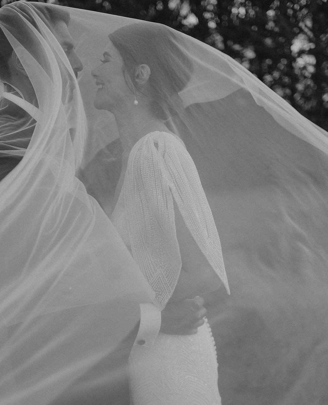 Embracing forever under a veil of romance &ndash; we are in awe of our #ACbride in the Finley gown with petal sleeves. ⁠
⁠
Photo @_piaphoto ⁠
Venue @mudbrick_weddings @mudbrick_nz ⁠
Gown @annacampbellbridal by @paperswanbride ⁠
Jewelry @kiriandbelle 