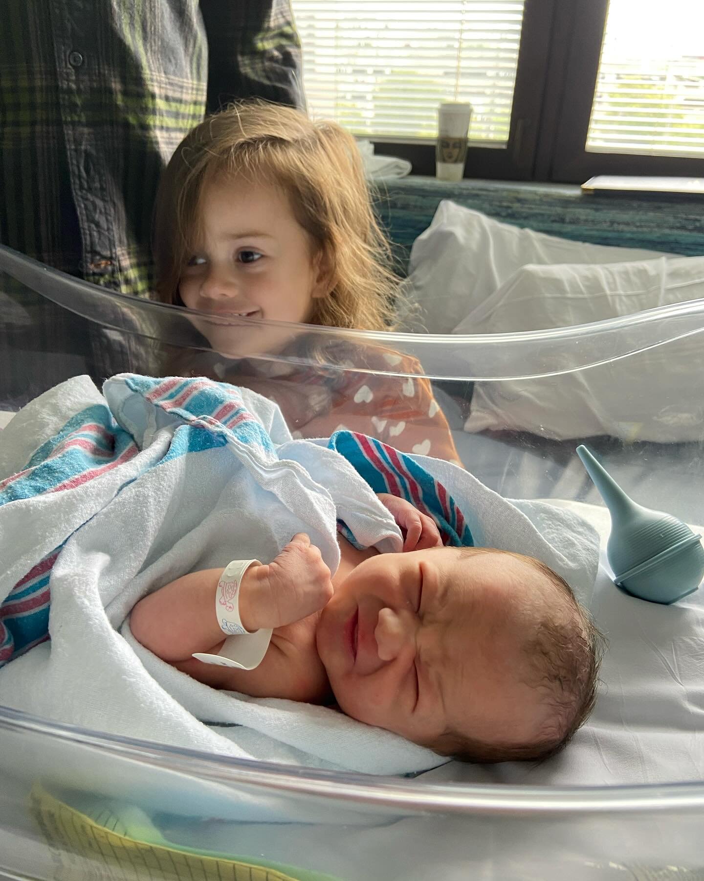 Nara meeting her sister, Evie June 💕 #mamaof2