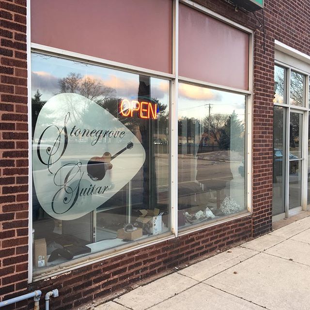 Stonegrove Guitar has moved! Down the block to be exact. We&rsquo;re now at 821 W. Hillgrove Ave. Located right under the fabulous Done-Rite Pluming sign!
.
.
.
.
.
#stonegrove #guitar #stonegroveguitar #guitar #guitarshop #smallbusiness #chicago #il