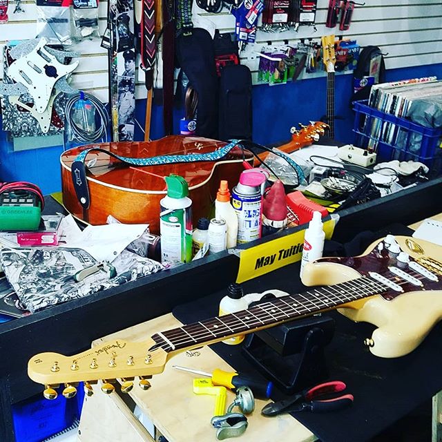 Busy day at stonegrove, we had to set up a SECOND workbench because one just isn't punk rock enough for Saturday.
.
.
.
.
.
@michaelmacmusic #dual #guitartech #restring #setup #hardware #replacement #soldering #tintheiron #majungas @majungastheband #