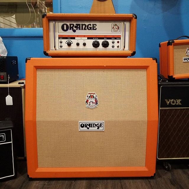 Check out this monster! This early 70's Orange OR120 was just recently featured in Guitar Player magazine! Lots of tone, but LOTS of volume!
.
.
.
.
.
#orange #orangeamp #orangeor120 #4x12 #guitar #player #guitarplayer #guitarplayermagazine #petergre