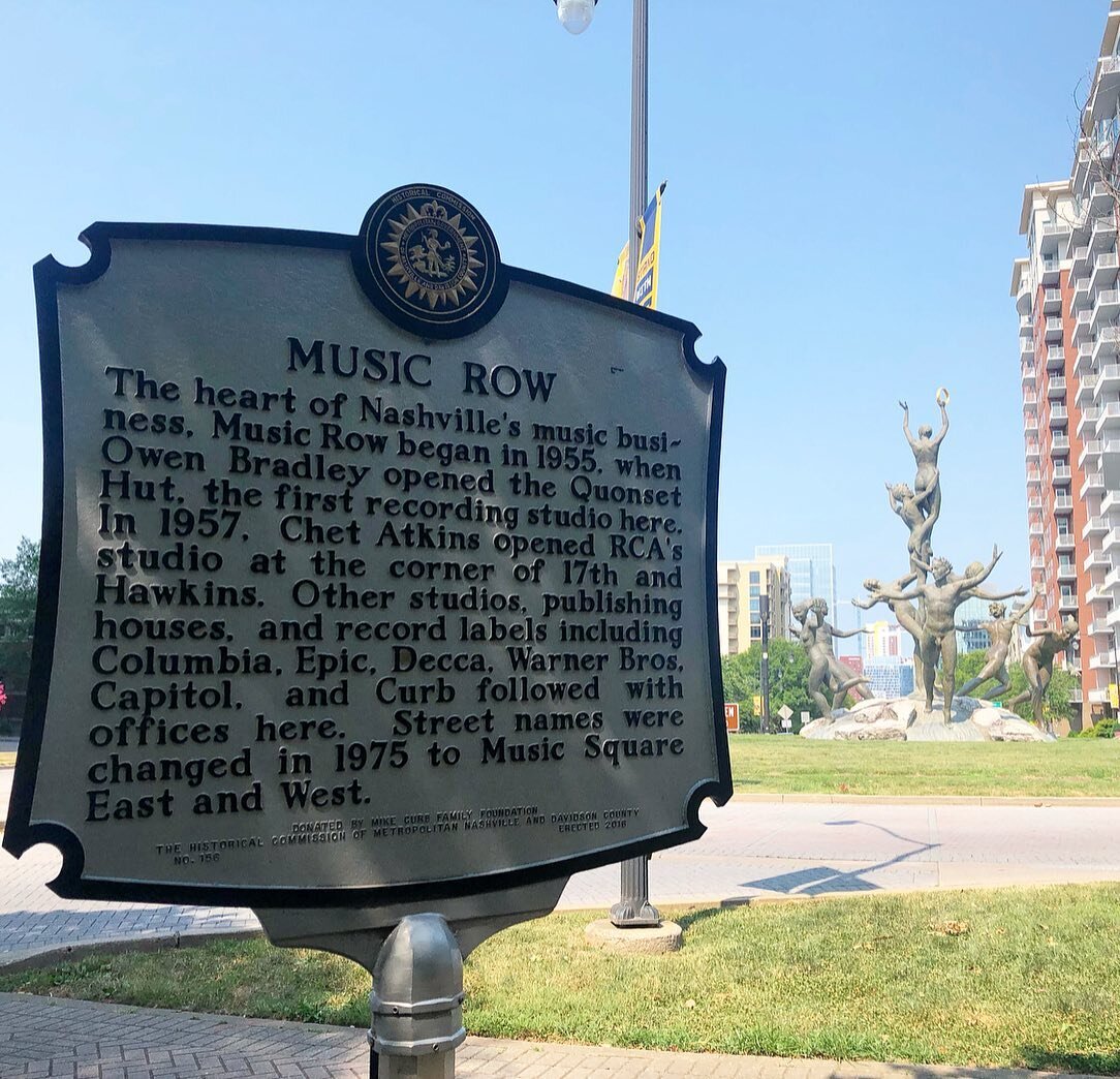 Loved staying in Music Row 🎼 so many bangers have been recorded here 🤑 including a few from some of my fave women in country music, Dixie Chicks, LeAnn Rimes, Carrie Underwood, Miranda Lambert, Jo Dee Messina, Lee Ann Womack, and of course Dolly Pa