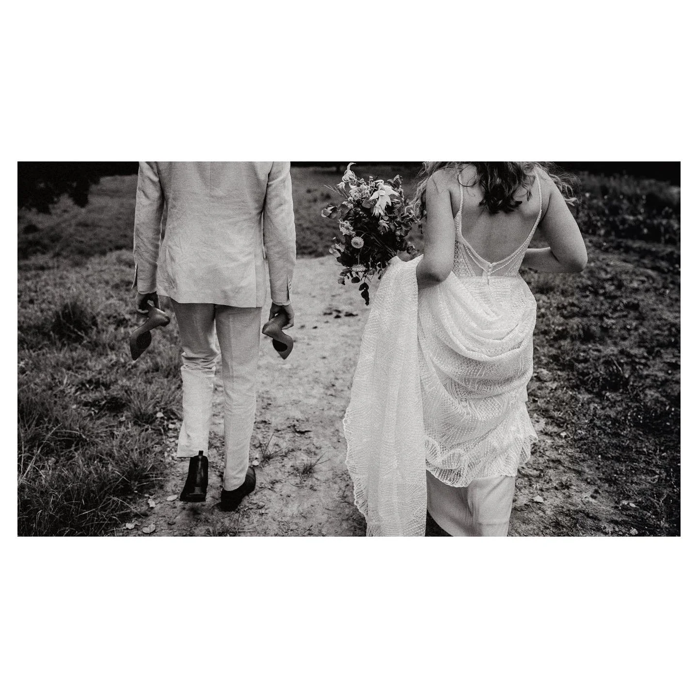 I just love it when Grooms carry their Bride&rsquo;s things&hellip; veils, flowers, dress trains, shoes&hellip;
🥰
Kudos to all the gentlemen out there. You are appreciated!
.
Ladies, what do you think?
⬇️