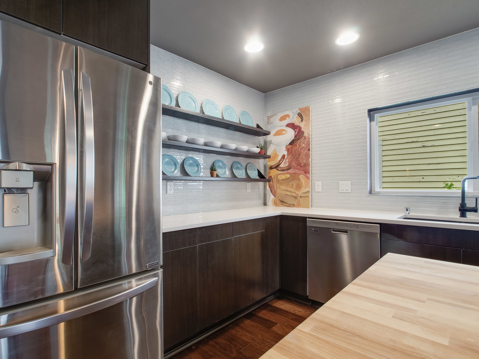 23_921FarnamSt_Kitchen1_mls.jpg