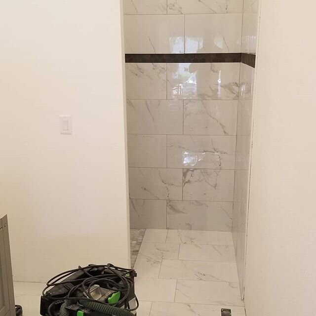 Simultaneously the most interesting and frustrating bathroom we've done to date. Just wrapped up the tile in the zero threshold shower and will be setting fixtures tomorrow.

#thatstall #customshower #trychangingthelightbulbs