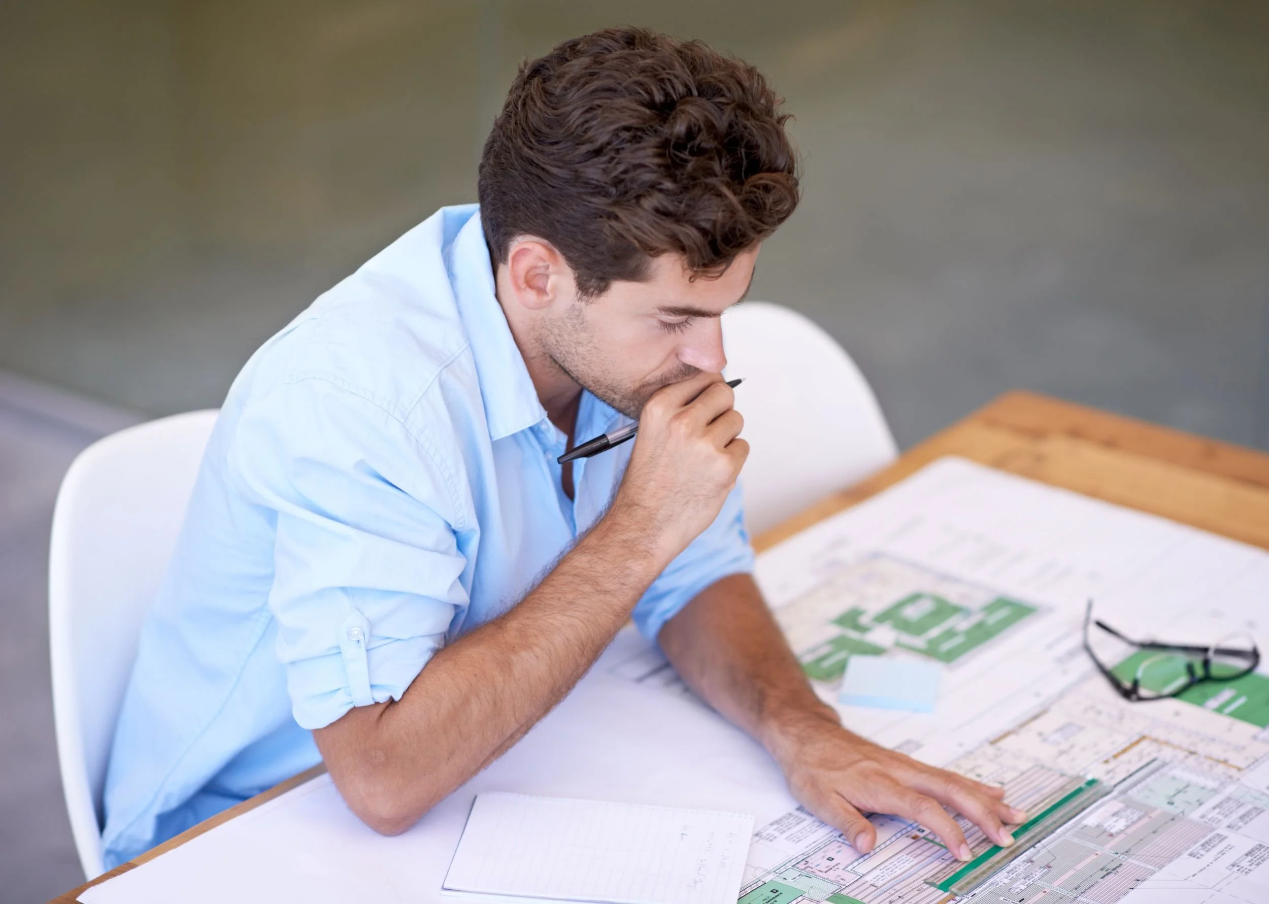 Quantity surveyor preparing a cost estimate