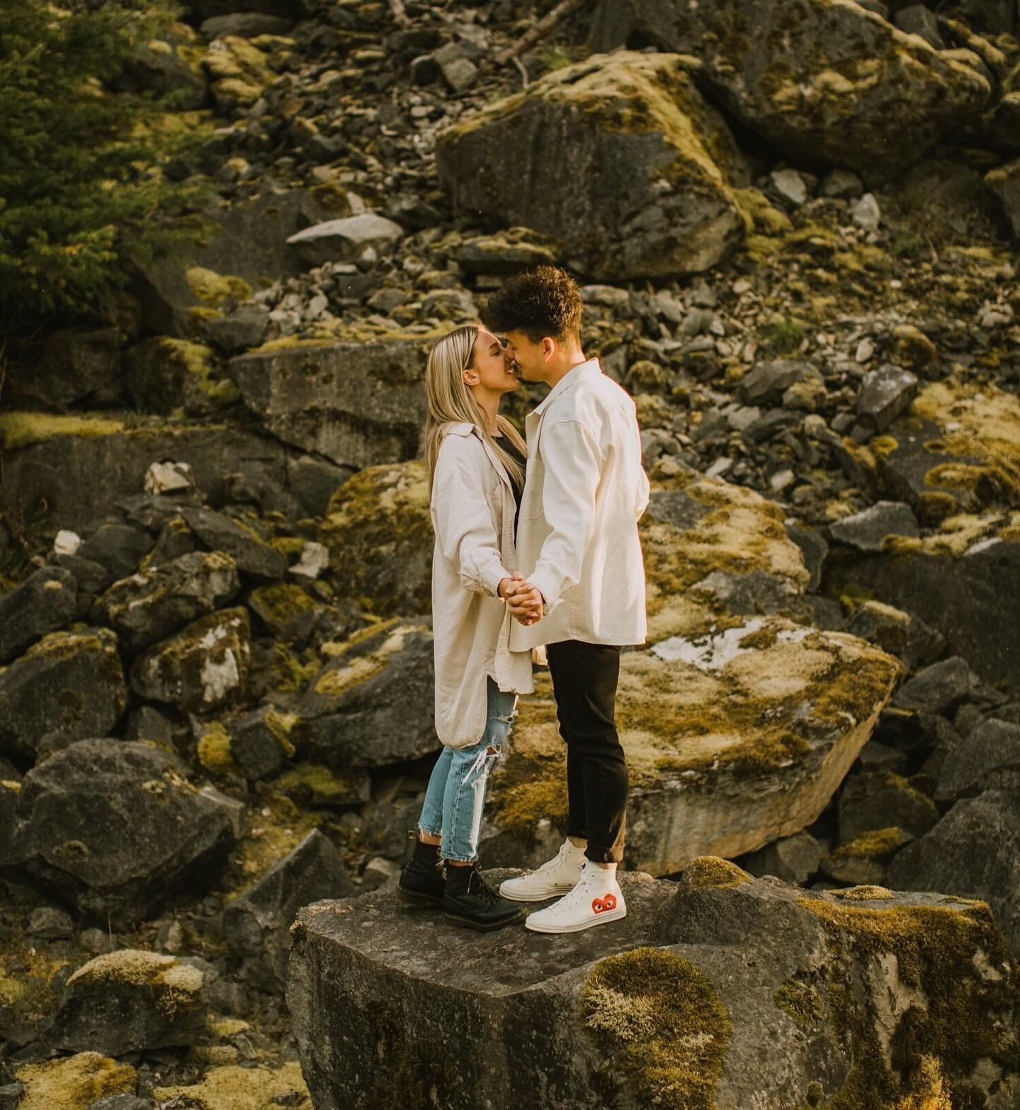 A throwback to Angie &amp; Davis&rsquo;s session in Oregon 😍 loved running around with these two and capturing some fun photos!!