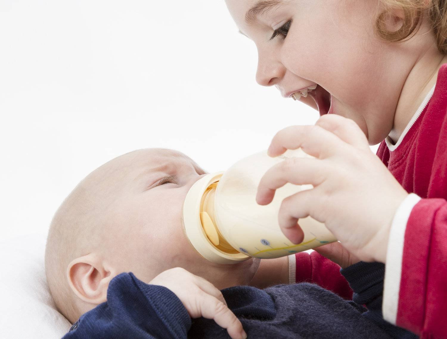 Enlisting the help of a sibling is a great formula feeding hack you need to know.