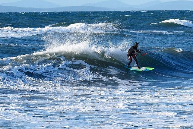 Meanwhile back I the Pacific Northwest... Whidbey Island has been serving up winter waves for dayzzz 🏄🏽&zwj;♂️🌊 .
.
.
.
.
.
.
#urbansurfkiteboarding #kiteboarding #kitesurfing #kiteboarder #naish #naishkiteboarding #oneil #oneillwetsuits #whidbey 