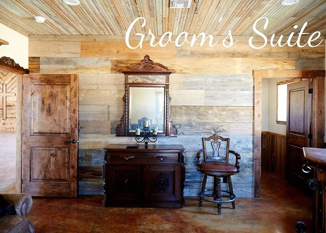 Enjoy our ultimate man cave on your big day! Grooms suite includes a full bath, lounge area with seating, bar, flatscreen tv with all your favorite sports channels, and a mini fridge. Schedule your tour today! #fredericksburgtx #fredericksburgtxvenue #fredericksburgtxwedding #hillcountryvenue #bridal #weddingvenues #visitfredtx #bridalflowers #wedinfred #hillcountryweddings #destinationweddings #bestoffredericksburg @thevenueatraftere