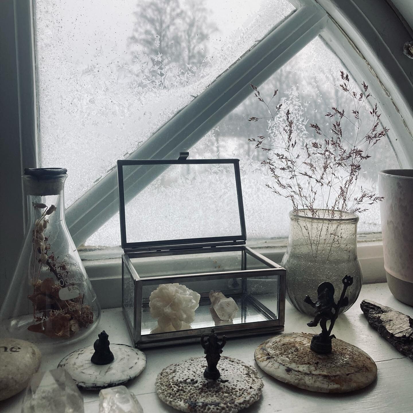 Waking up with frost on the window and the all white world outside. Letting my winter-window-altar hold space for the morning sweet in-bed-contemplations.
__________________________________________________
↠ Susanna Nova - Spirited Living
↠ www.susan