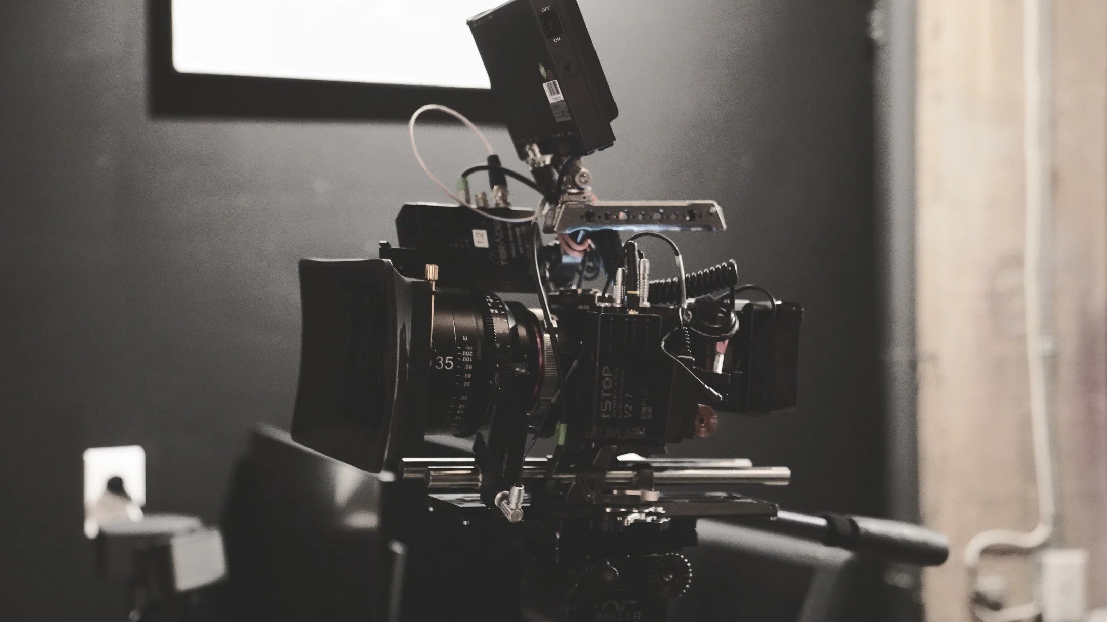 A few behind the scenes moments from THE FALL video shoot!

#newmusicvideo #behindthescenes #bts #newmusic #musicvideo #thefall #roki #singersongwriter #cinematicmusic #electronicmusic #indieartist #popartist #indiemusic #femalesinger