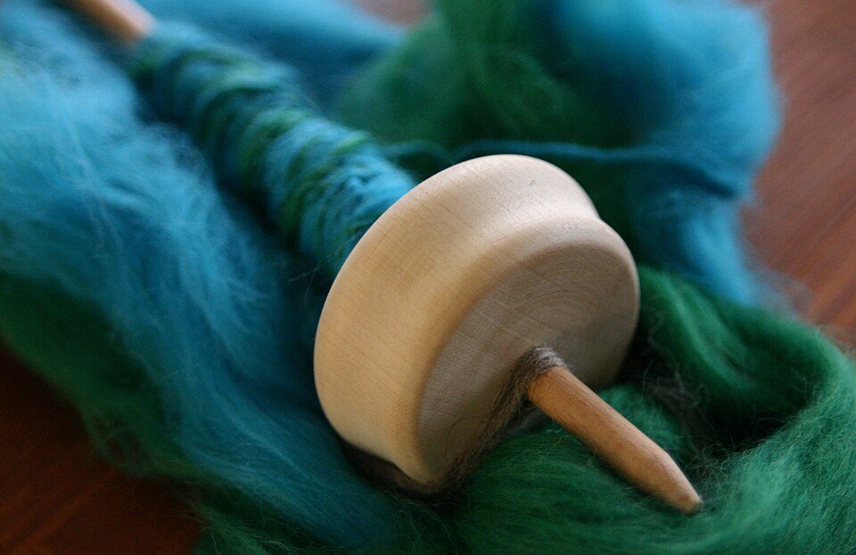 Drop_spindle_with_wool.jpg