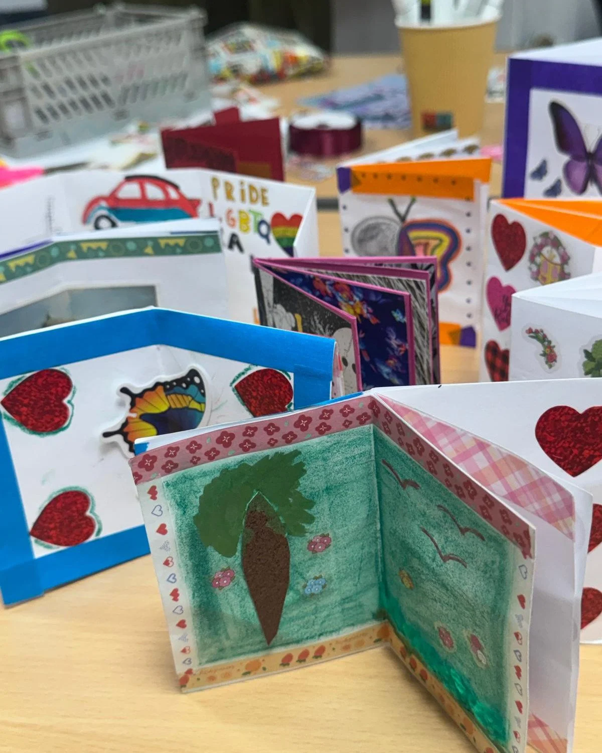 Just some of the lovely mini books made at our creative health meet-up with @jdwoof last week! At our Sept meet-up we'll be reflecting on coming-of-age memories with @hasbianshow and in Oct we'll be trying out drama activities with @outsidedge - link