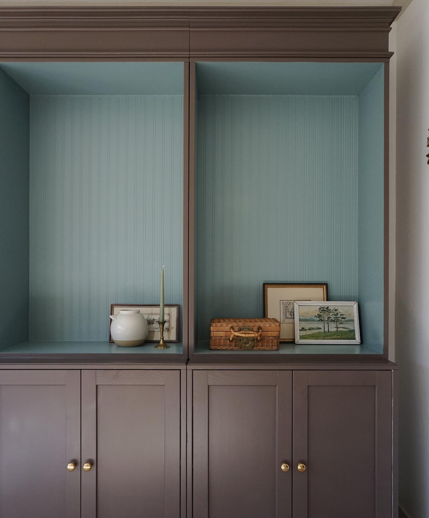 Color reveal 🍫

I went with a completely unexpected color combination and I love it! 

Top doors still need to be finished, shelves need to be painted, but as you can see I can&rsquo;t wait to decorate these cabinets!! 

We are getting closer to the