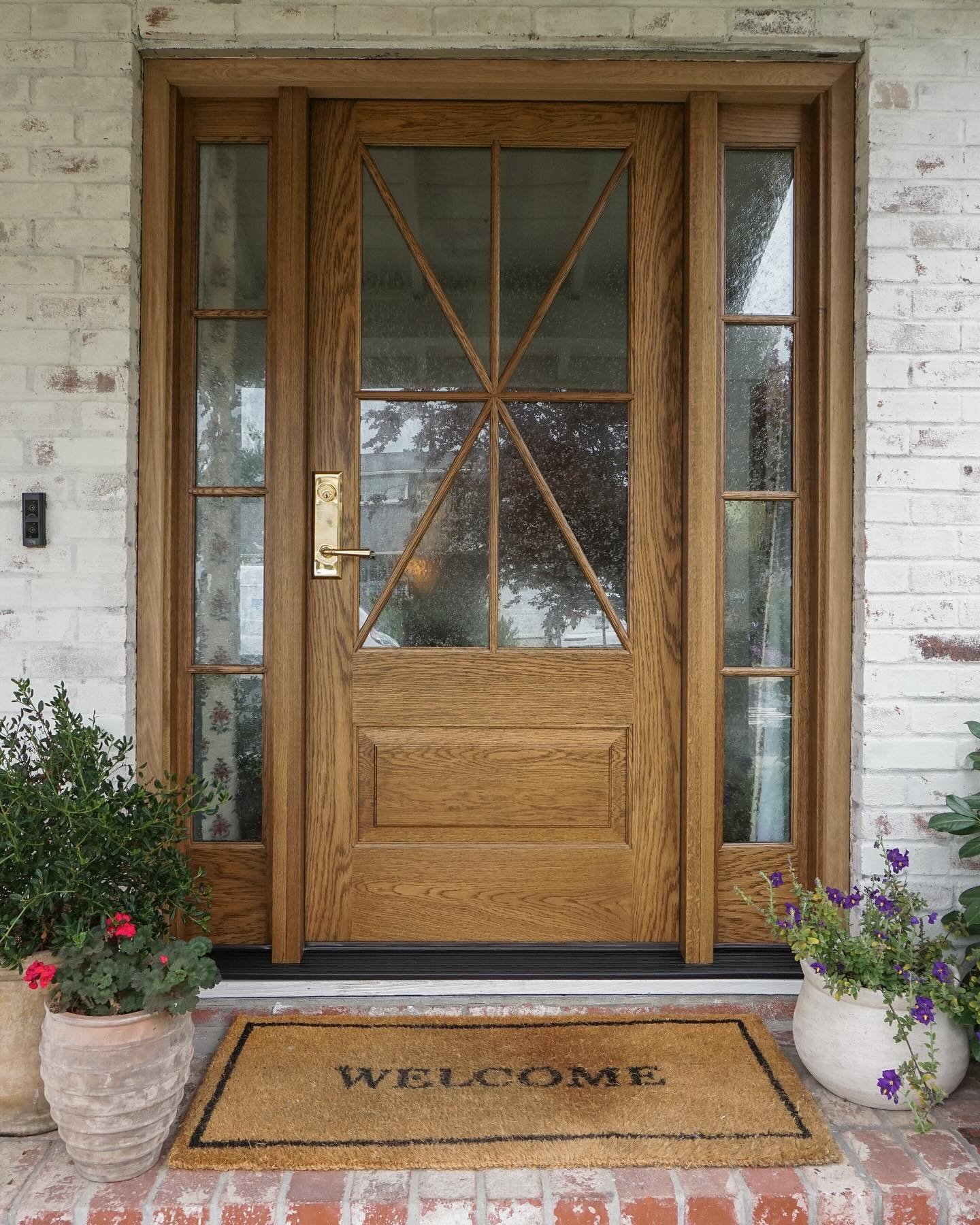 We got a new front door, and it turned out even better than I imagined! 😍 It&rsquo;s truly a dream come true, and the wait was so worth it.
My stories fam knows I&rsquo;ve been talking about changing our front door for over a year. It&rsquo;s been a