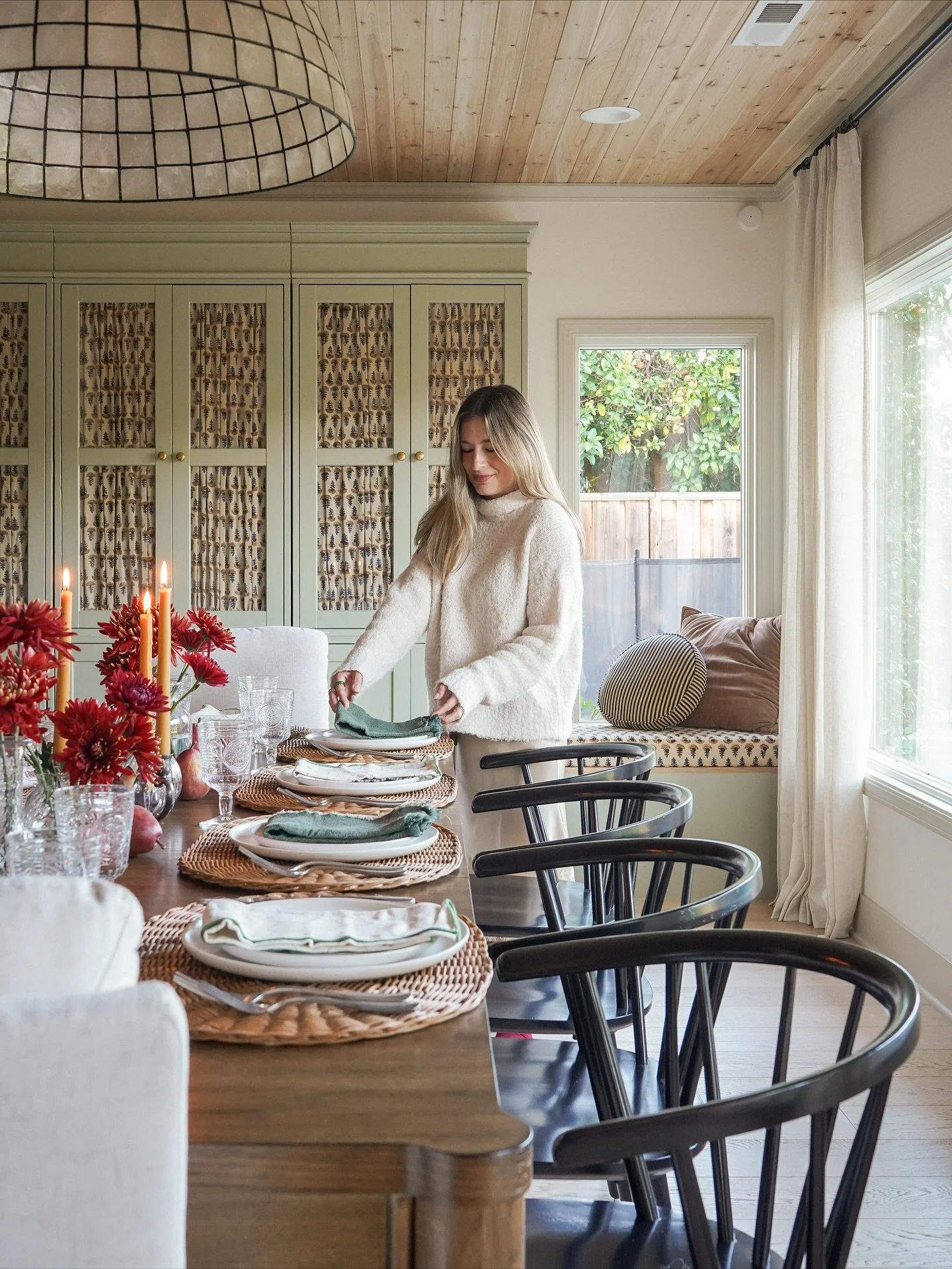 This room gets a little closer to what I&rsquo;ve imagined every season. ✨ 

It&rsquo;s where we gather the most, and it&rsquo;s slowly getting ready for all the dinners and cozy moments ahead. The new furniture from @ashleyofficial adds just the rig