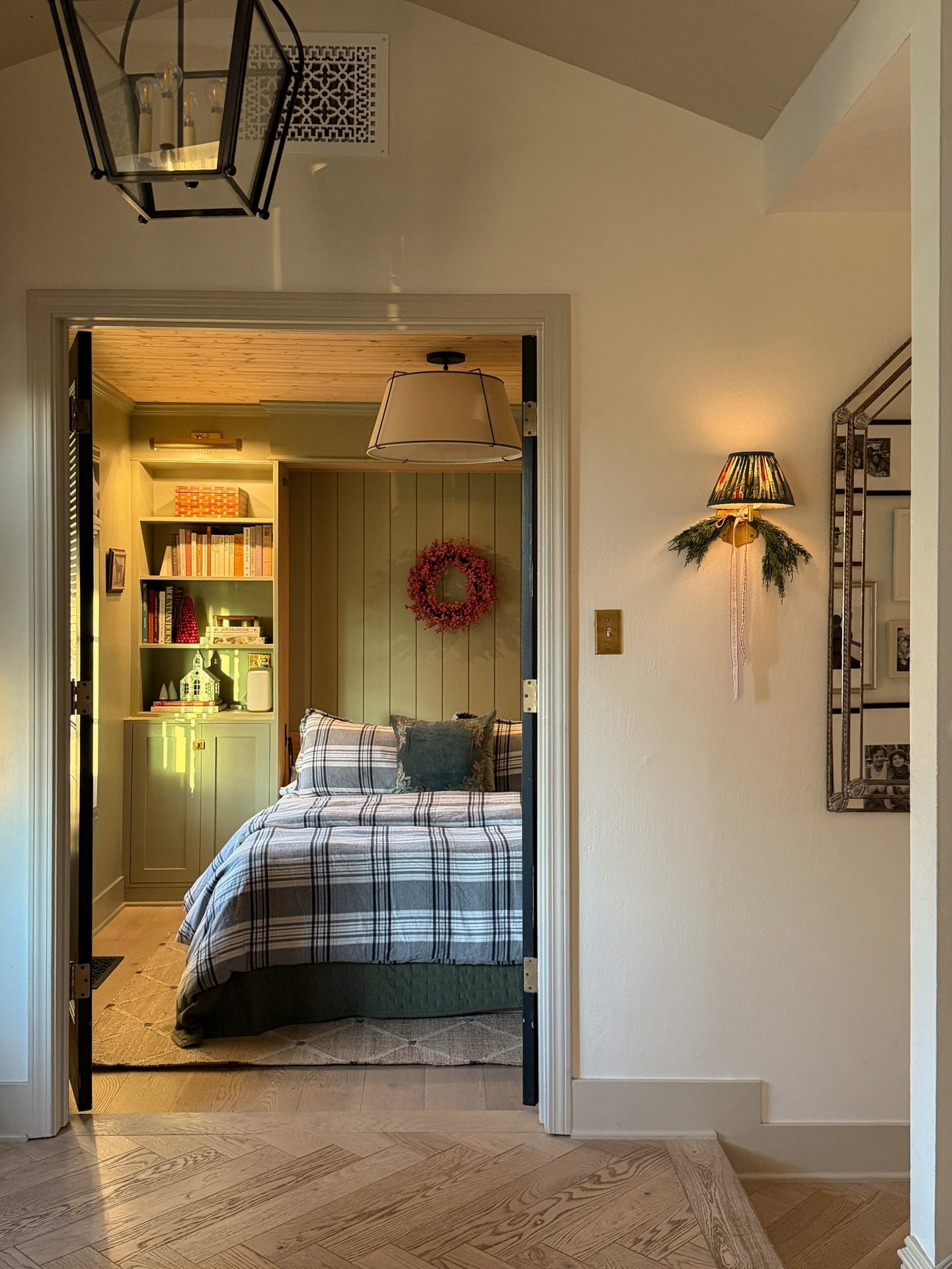 Merry Christmas to you all! sending you so much love &hearts;️🎄

Last bits of Christmas around our home 📸