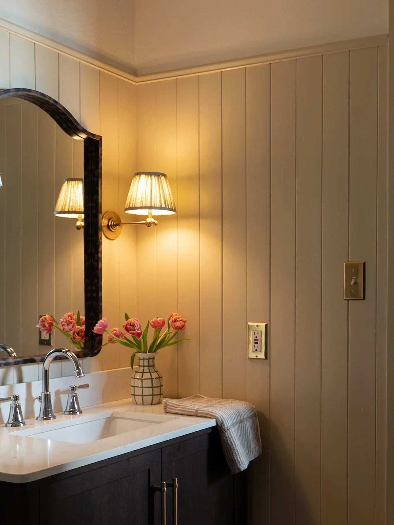 This might be my favorite before and after in a while 😮&zwj;💨

Didn&rsquo;t demo everything. Didn&rsquo;t change the layout.
Still the same shower (just hiding it 🤭)
But it somehow feels like a completely different bathroom. 

Crazy what a few cha