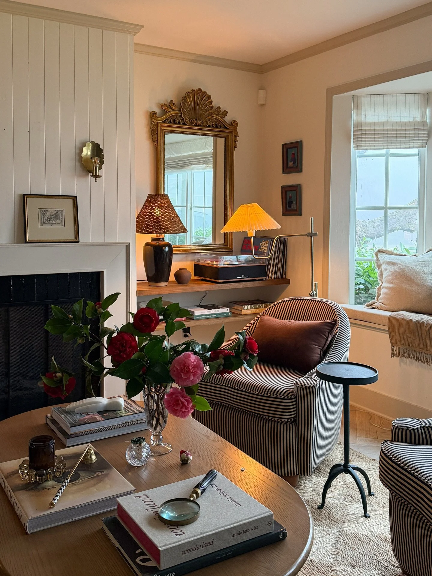 Current home vibes 🌥️🌸🌹

A few recent (old) additions to this room, and it really feels like that mirror was always meant to live by the fireplace.
Do you believe pieces eventually find their place? I loved that mirror in Ella&rsquo;s room but I t