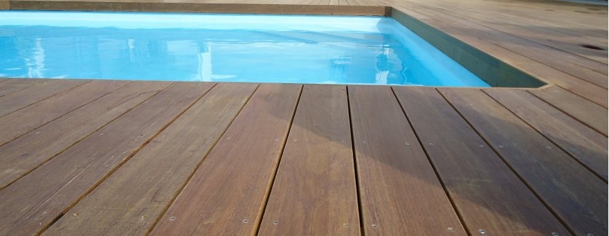 lames-terrasse-bois-dur-piscine-angle.jpg