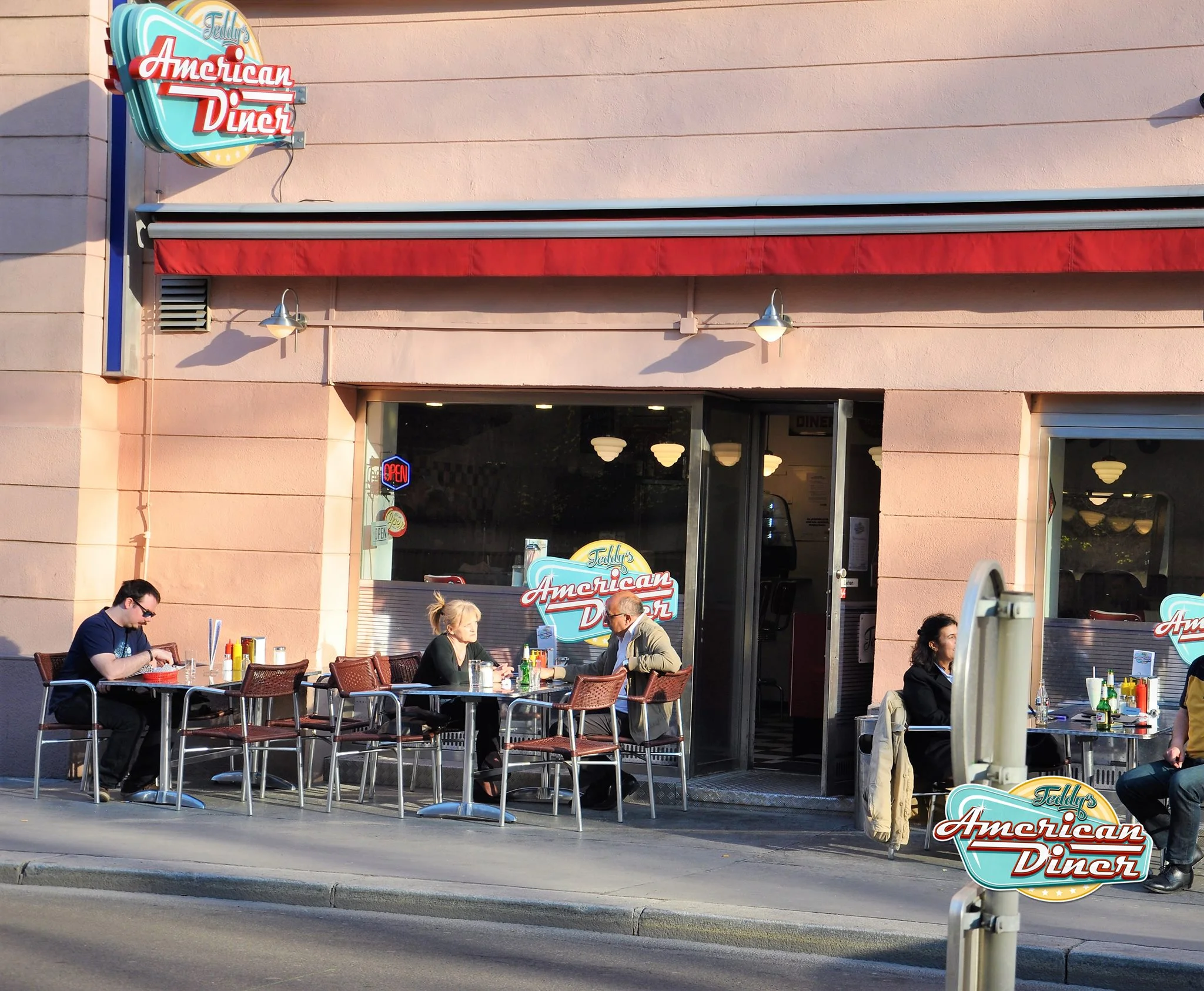 Genießt die Sonne und esst mehr Burger!