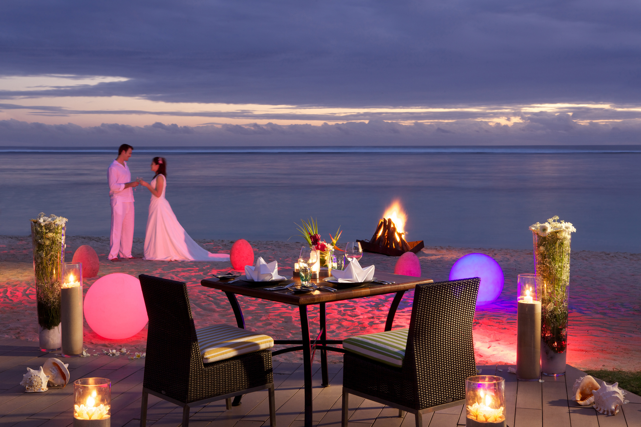 Romantic-Dinner-on-the-Beach-Sugar-Beach_2100x1400_300_RGB.jpg