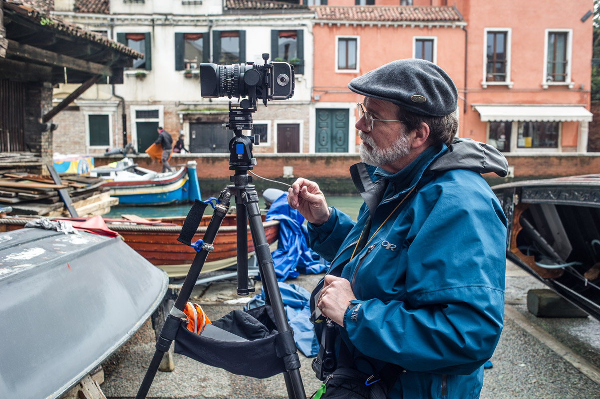 John Sexton fotografa nello squero di San Trovaso.