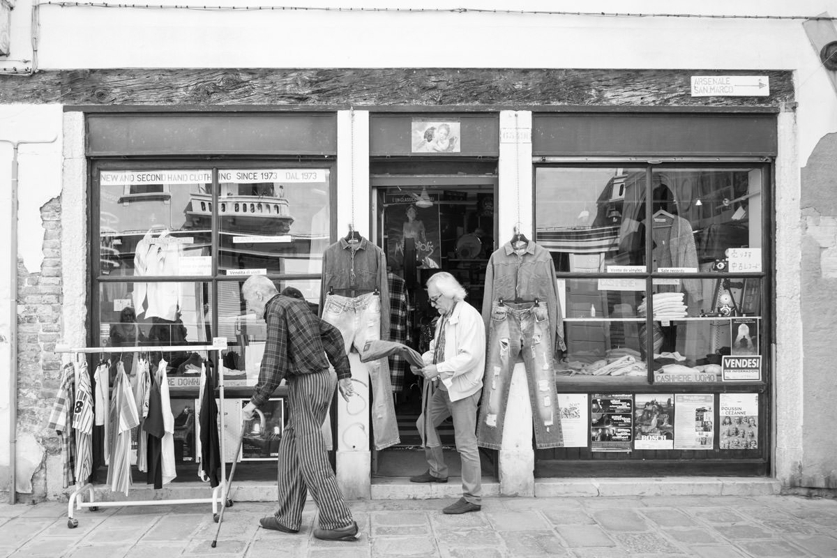 The shop of Aldo Strasse from outside.