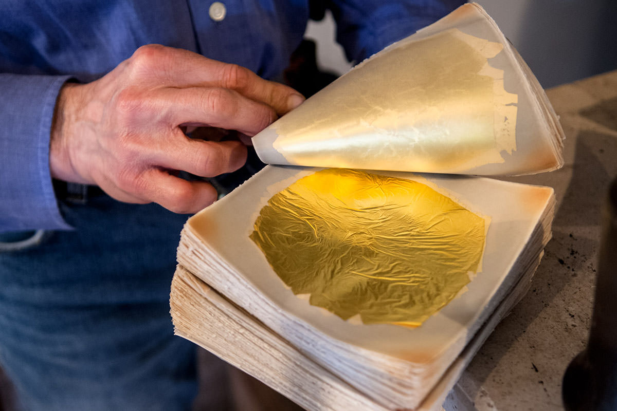 La feuille en or aprés avoir été frappé avec le marteau 