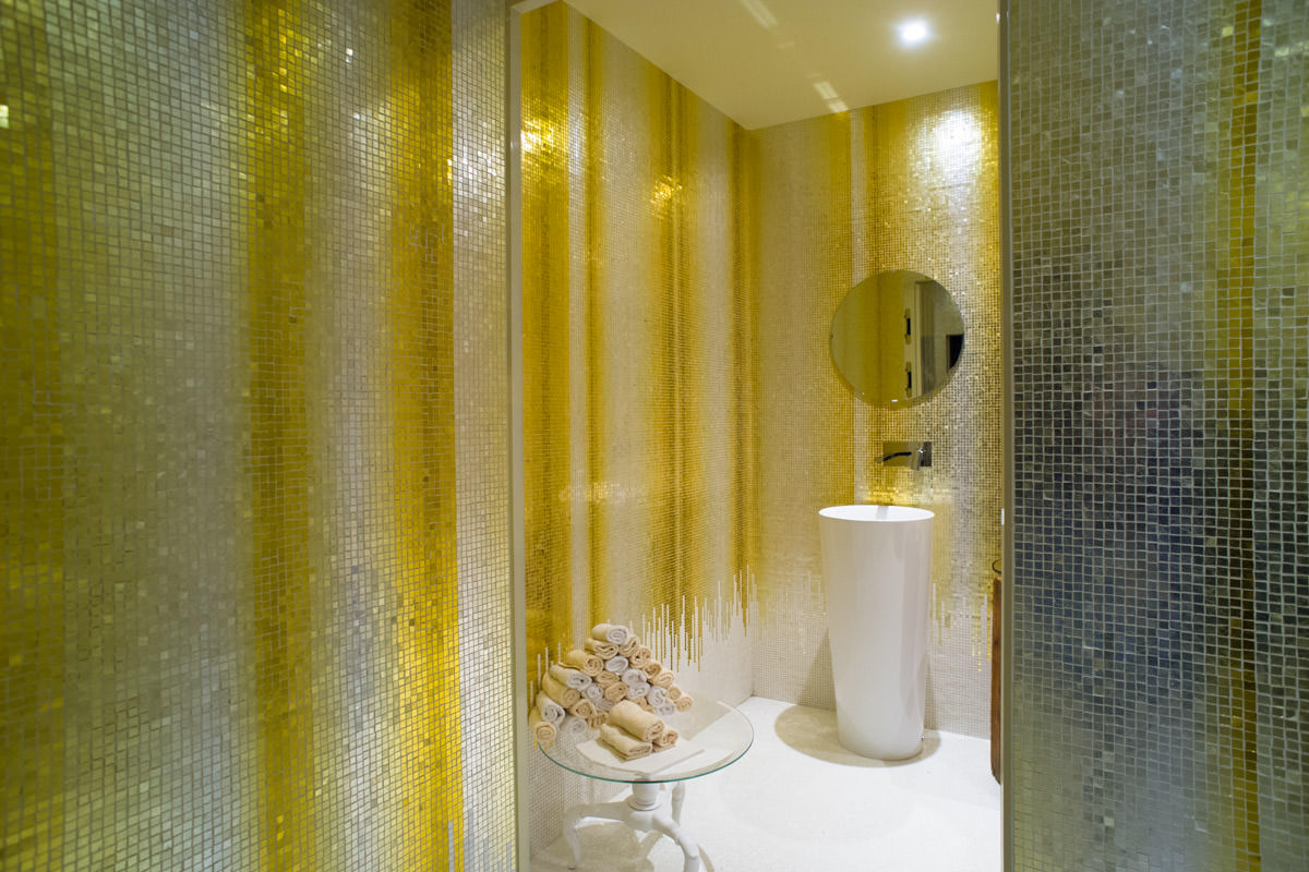 Une salle de bain faites avec des mosaïques et feuilles d'or