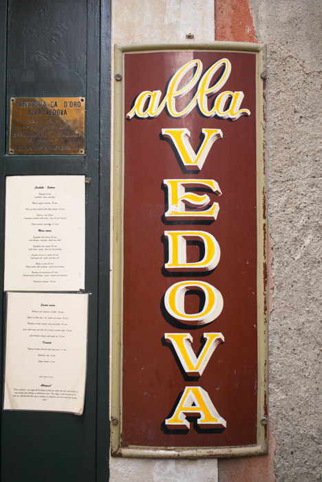 L'insegna della trattoria Alla Vedova nel sestiere di Cannaregio