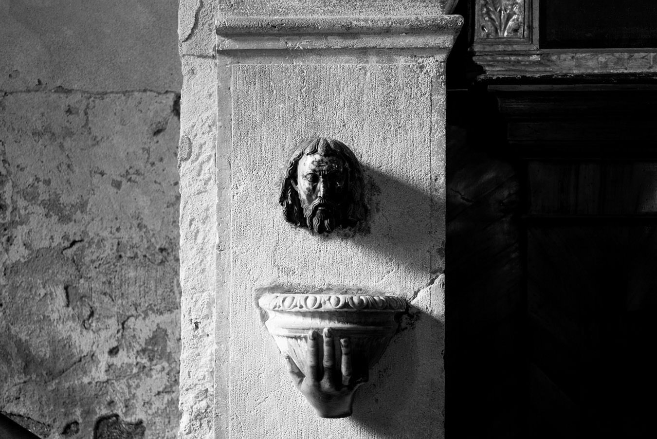 The mysterious hand inside the Scuola