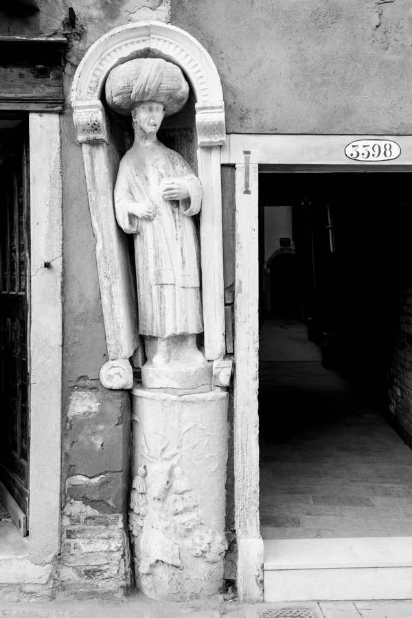La statua del cammelliere con l'antico "piedestallo" in Fondamenta del Mori