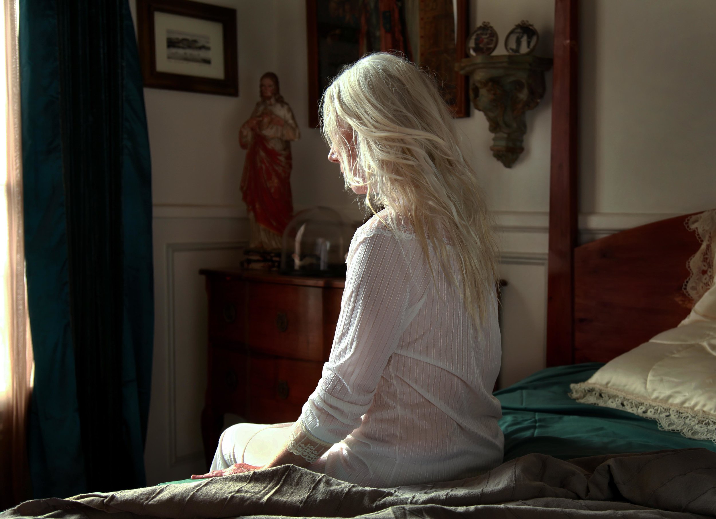 colette sur le lit.jpg