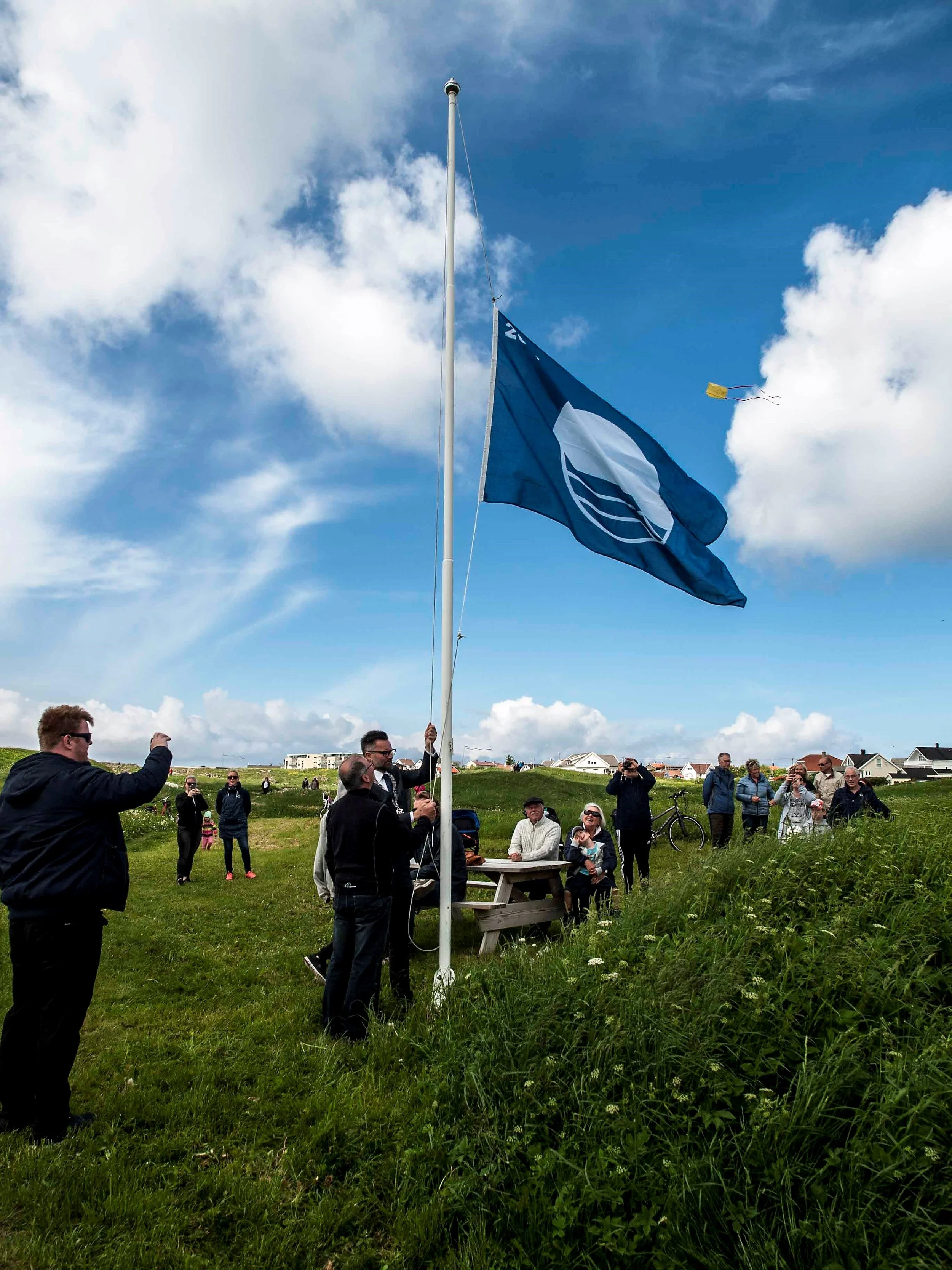ordfører Jarle Nilsen og Åkrehamn Vekstleder Per Inge Eriksen heiser Blått flagg.JPG