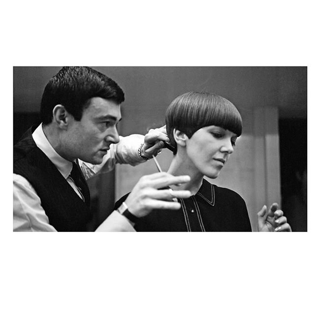 Have you pre-booked your haircut? @maryquant_official and her infamous crop being perfected by the iconic @vidalsassoon in swinging sixties Chelsea. 💥

You can see her plaque recently unveiled by her son Orlando with our collaboration on the origina