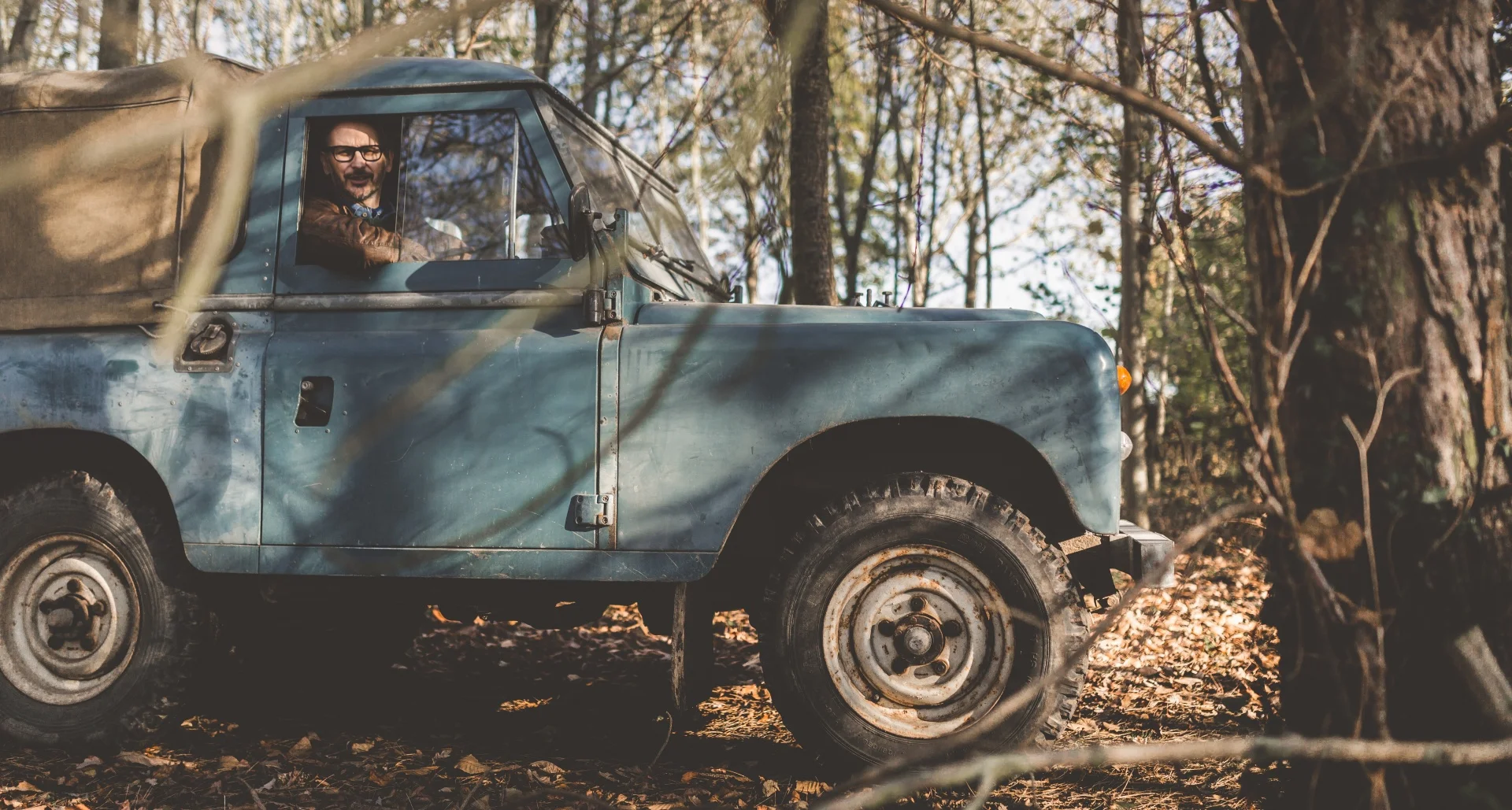 classic_driver_tim_bent_land_rover-99_crop_0.jpg