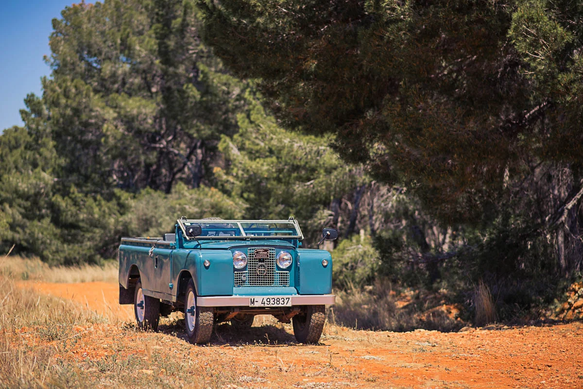 landrover_109_right_front_topoff_0.jpg