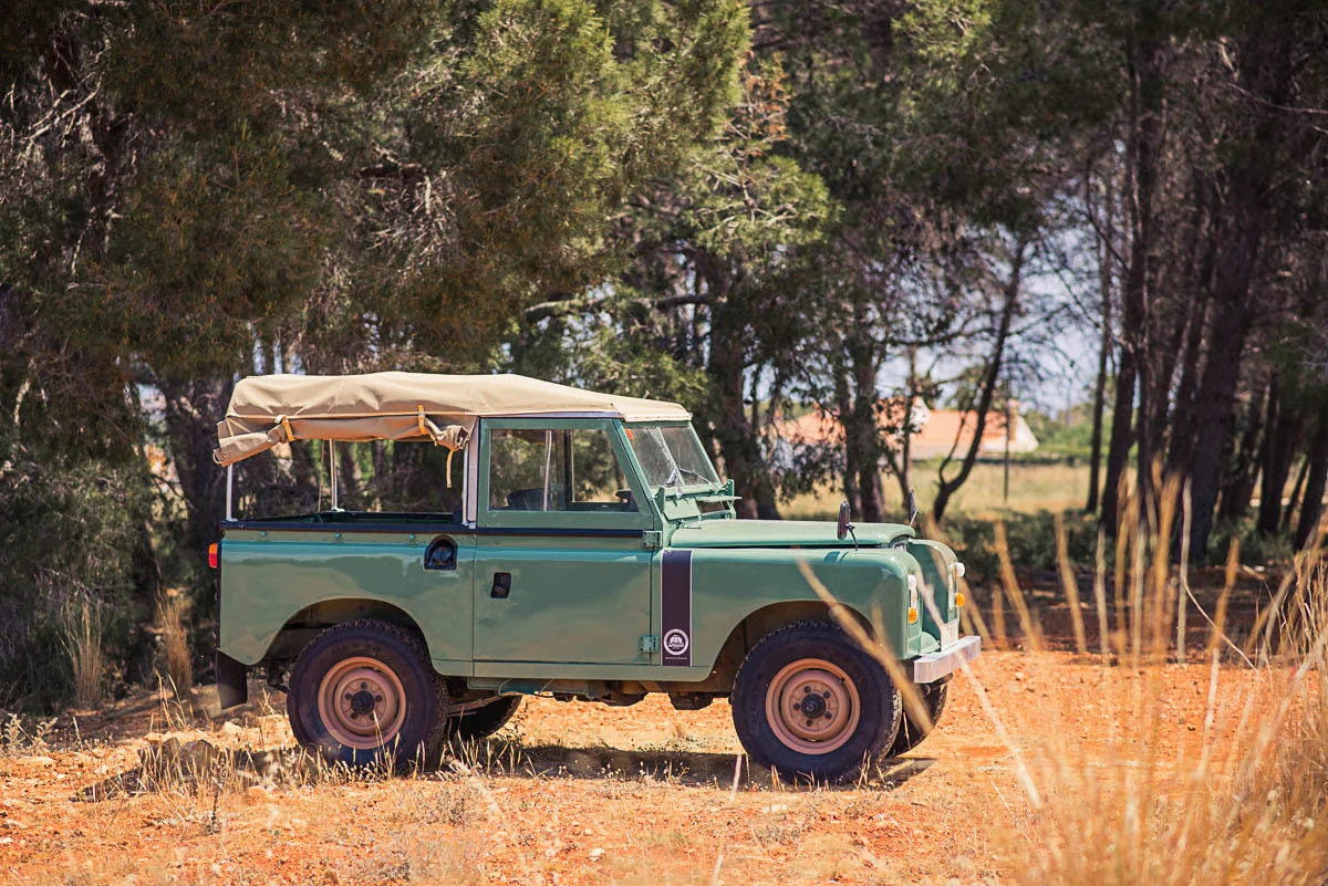 aw_landrover_right_front_1.jpg