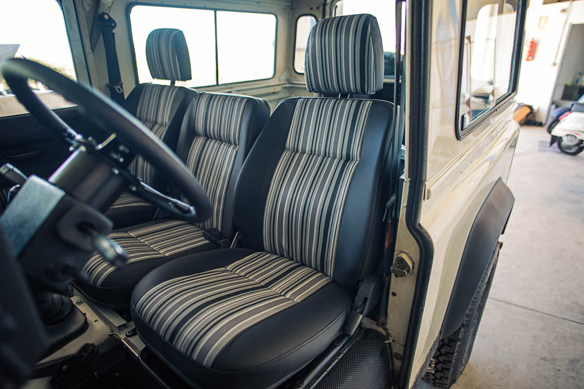 defender90_interior_1.jpg