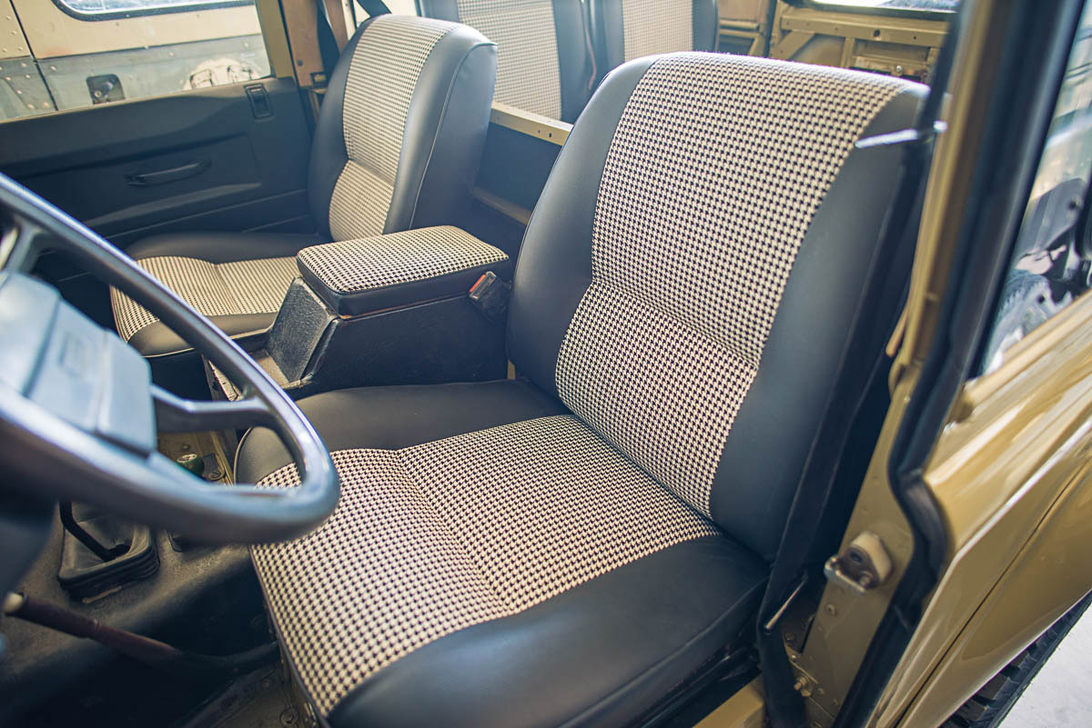 landrover_90_interior_1a.jpg