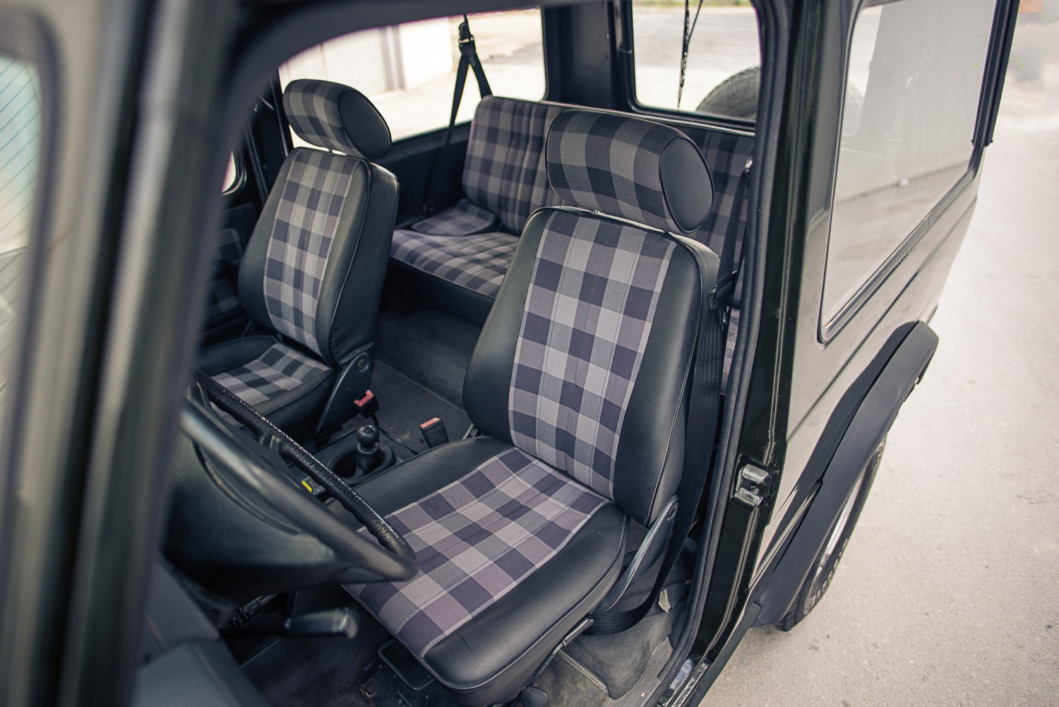 gwagen_300GD_interior_1a.jpg